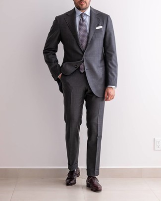 Comment porter une cravate imprimée bleu marine: Harmonise un costume gris foncé avec une cravate imprimée bleu marine pour un look pointu et élégant. Si tu veux éviter un look trop formel, opte pour une paire de chaussures richelieu en cuir marron foncé.