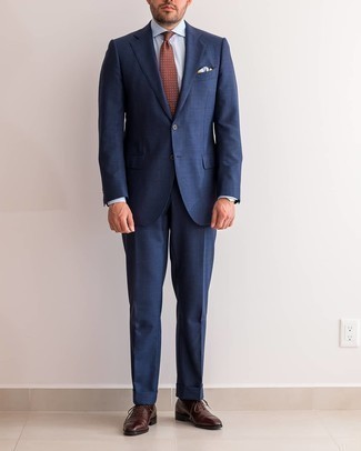 Comment porter une cravate á pois marron: Essaie d'associer un costume bleu marine avec une cravate á pois marron pour une silhouette classique et raffinée. Jouez la carte décontractée pour les chaussures et choisis une paire de chaussures richelieu en cuir marron foncé.
