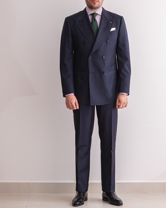 Comment porter une cravate vert foncé: Associe un costume bleu marine avec une cravate vert foncé pour une silhouette classique et raffinée. Tu veux y aller doucement avec les chaussures? Choisis une paire de chaussures richelieu en cuir noires pour la journée.