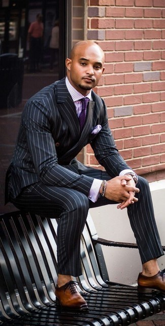 Comment porter une cravate á pois violette: Essaie de marier un costume à rayures verticales noir avec une cravate á pois violette pour une silhouette classique et raffinée. Cette tenue est parfait avec une paire de chaussures richelieu en cuir marron.