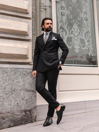 Comment porter une cravate imprimée grise: Harmonise un costume noir avec une cravate imprimée grise pour un look classique et élégant. D'une humeur créatrice? Assortis ta tenue avec une paire de chaussures richelieu en cuir noires.