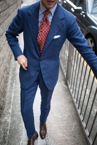 Comment porter une cravate imprimée: Pense à harmoniser un costume bleu marine avec une cravate imprimée pour un look pointu et élégant. D'une humeur audacieuse? Complète ta tenue avec une paire de chaussures richelieu en cuir marron foncé.