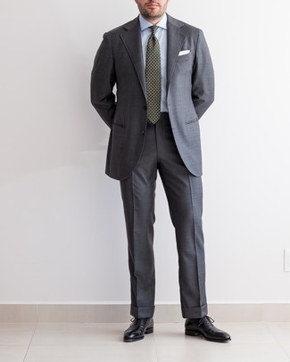 Comment porter une cravate á pois olive: Harmonise un costume gris foncé avec une cravate á pois olive pour dégager classe et sophistication. Mélange les styles en portant une paire de chaussures richelieu en cuir noires.