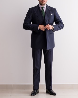 Comment porter une cravate vert foncé en été à 30 ans: Choisis un costume bleu marine et une cravate vert foncé pour dégager classe et sophistication. Pour les chaussures, fais un choix décontracté avec une paire de chaussures richelieu en cuir noires. Nous aimons absolument cette tenue qui est canon pour pour les journées estivales.