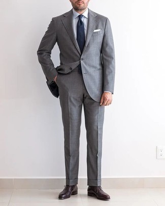 Comment porter un costume gris: Pense à associer un costume gris avec une chemise de ville blanche pour un look classique et élégant. Cette tenue est parfait avec une paire de chaussures richelieu en cuir bordeaux.