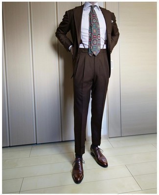 Comment porter une cravate à fleurs turquoise: Opte pour un costume marron foncé avec une cravate à fleurs turquoise pour un look classique et élégant. Décoince cette tenue avec une paire de chaussures richelieu en cuir marron foncé.