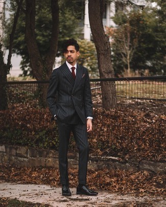 Comment porter une cravate en tricot bordeaux: Pense à marier un costume à rayures verticales noir avec une cravate en tricot bordeaux pour une silhouette classique et raffinée. Une paire de chaussures richelieu en cuir noires est une option avisé pour complèter cette tenue.