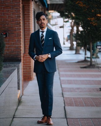 Comment porter une cravate à rayures horizontales noire: Choisis un costume bleu marine et une cravate à rayures horizontales noire pour un look pointu et élégant. Mélange les styles en portant une paire de chaussures richelieu en cuir marron.