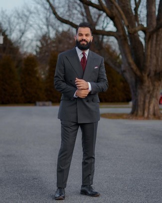 Comment porter une cravate bordeaux: Opte pour un costume à rayures verticales gris foncé avec une cravate bordeaux pour un look pointu et élégant. Tu veux y aller doucement avec les chaussures? Fais d'une paire de chaussures richelieu en cuir noires ton choix de souliers pour la journée.