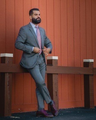 Comment porter une cravate rose: Associe un costume écossais gris avec une cravate rose pour une silhouette classique et raffinée. Jouez la carte décontractée pour les chaussures et opte pour une paire de chaussures richelieu en cuir bordeaux.