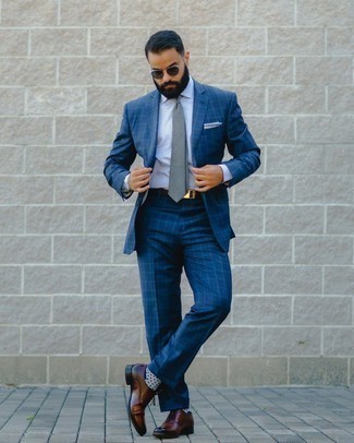 Comment porter une cravate grise: Harmonise un costume écossais bleu marine avec une cravate grise pour une silhouette classique et raffinée. Une paire de chaussures richelieu en cuir marron foncé apportera un joli contraste avec le reste du look.