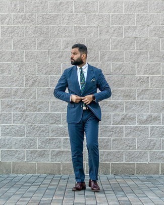 Comment porter une cravate bleu marine et vert: Essaie d'associer un costume bleu marine avec une cravate bleu marine et vert pour un look pointu et élégant. Si tu veux éviter un look trop formel, assortis cette tenue avec une paire de chaussures richelieu en cuir bordeaux.