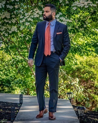 Comment porter une cravate orange pour un style elégantes en été: Porte un costume bleu marine et une cravate orange pour une silhouette classique et raffinée. Jouez la carte décontractée pour les chaussures et opte pour une paire de chaussures richelieu en cuir marron. C'est le genre de tenue sublime pour pour les journées estivales.