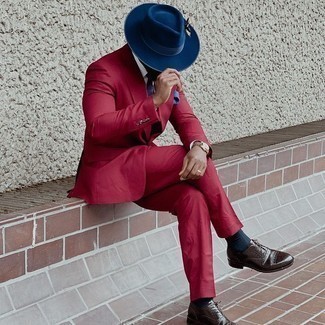 Comment porter un chapeau en laine bleu marine: Pense à opter pour un costume rouge et un chapeau en laine bleu marine pour une tenue idéale le week-end. Une paire de chaussures richelieu en cuir marron foncé rendra élégant même le plus décontracté des looks.