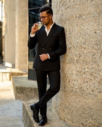 Comment porter des chaussures richelieu en cuir noires: Harmonise un costume noir avec une chemise de ville blanche pour une silhouette classique et raffinée. Une paire de chaussures richelieu en cuir noires est une option avisé pour complèter cette tenue.