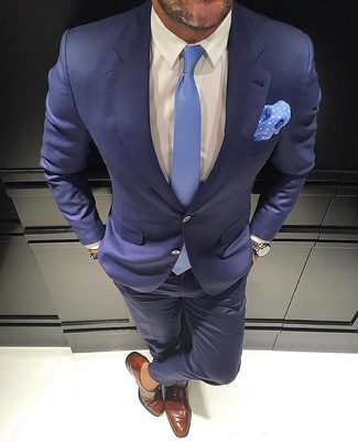 Comment porter une cravate turquoise pour un style elégantes quand il fait chaud à 30 ans: Associe un costume bleu marine avec une cravate turquoise pour dégager classe et sophistication. Jouez la carte décontractée pour les chaussures et choisis une paire de monks en cuir marron.
