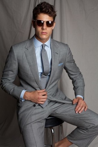 Comment porter une cravate gris foncé en été: Essaie d'associer un costume gris avec une cravate gris foncé pour un look pointu et élégant. Un look génial, il va t’inspirer en ce début d'été.