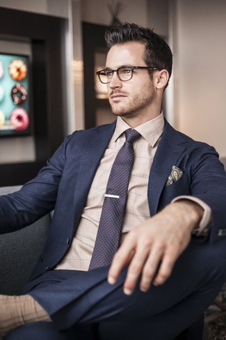 Comment porter une cravate pourpre: Pense à opter pour un costume bleu marine et une cravate pourpre pour dégager classe et sophistication.