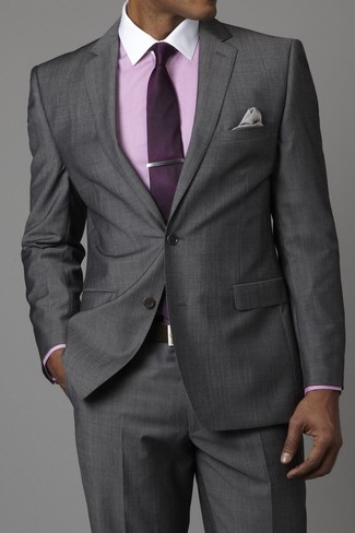 Comment porter une cravate violette en été à 30 ans: Associer un costume gris et une cravate violette créera un look pointu et élégant. Une tenue géniale, elle va t’inspirer pour cette saison estivale.