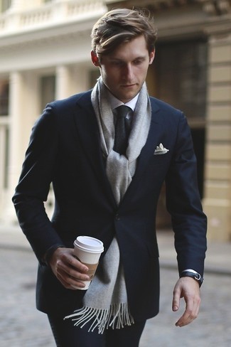 Comment porter une écharpe grise pour un style elégantes: Pour une tenue de tous les jours pleine de caractère et de personnalité essaie de marier un costume noir avec une écharpe grise.