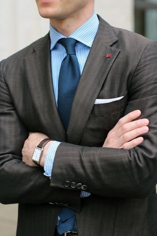 Tenue: Costume gris foncé, Chemise de ville à rayures verticales bleu clair, Cravate bleu marine, Pochette de costume blanche