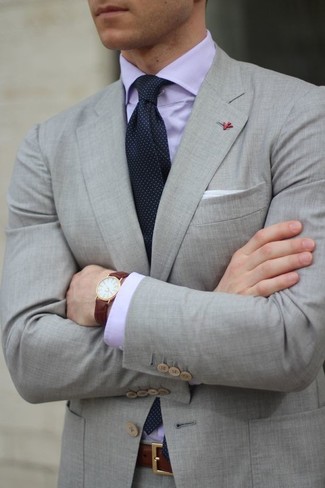 Comment porter une cravate á pois bleu marine et blanc: Marie un costume gris avec une cravate á pois bleu marine et blanc pour une silhouette classique et raffinée.