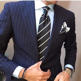 Comment porter une cravate à rayures verticales noire pour un style elégantes quand il fait chaud à 30 ans: Associe un costume à rayures verticales bleu marine avec une cravate à rayures verticales noire pour un look pointu et élégant.