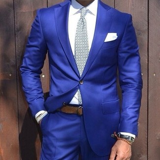 Comment porter une cravate imprimée gris foncé: Essaie d'harmoniser un costume bleu avec une cravate imprimée gris foncé pour une silhouette classique et raffinée.