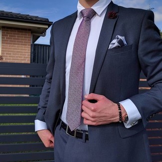 Comment porter une cravate imprimée pourpre: Pense à harmoniser un costume bleu marine avec une cravate imprimée pourpre pour un look classique et élégant.