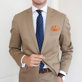 Comment porter une cravate á pois bleu marine et blanc en été à 30 ans: Fais l'expérience d'un style classique avec un costume marron clair et une cravate á pois bleu marine et blanc. Nous adorons ce look, tellement estivale.