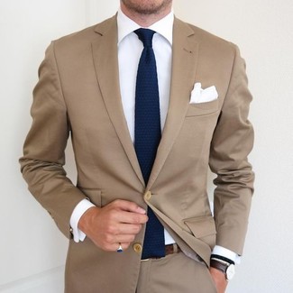 Comment porter une cravate en tricot à 30 ans: Harmonise un costume marron clair avec une cravate en tricot pour un look classique et élégant.