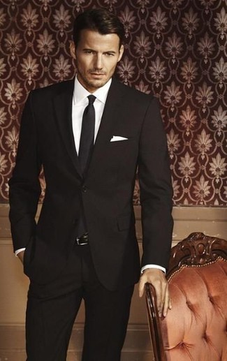 Comment porter une cravate noire pour un style elégantes à 30 ans: Porte un costume noir et une cravate noire pour dégager classe et sophistication.
