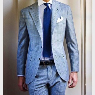 Comment porter une cravate en tricot bleu marine en été: Associe un costume écossais bleu clair avec une cravate en tricot bleu marine pour un look classique et élégant. Ce look est un superbe exemple du look vraiment estival.