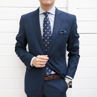 Comment porter une cravate imprimée bleue: Essaie de marier un costume bleu marine avec une cravate imprimée bleue pour un look classique et élégant.