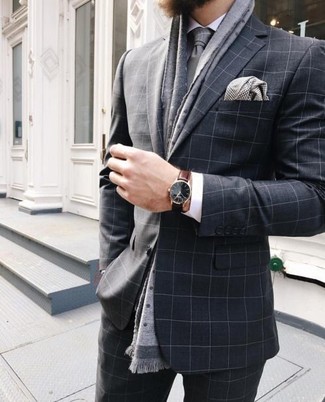 Comment porter une pochette de costume à carreaux grise: Associe un costume à carreaux gris foncé avec une pochette de costume à carreaux grise pour une tenue confortable aussi composée avec goût.
