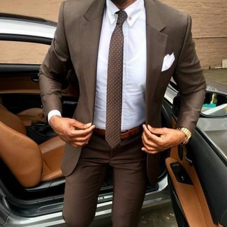 Comment porter une cravate á pois marron foncé quand il fait chaud: Harmonise un costume marron avec une cravate á pois marron foncé pour un look classique et élégant.