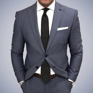 Comment porter un costume gris avec une ceinture en cuir marron à 30 ans: Pense à associer un costume gris avec une ceinture en cuir marron pour obtenir un look relax mais stylé.