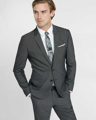Comment porter une cravate gris foncé pour un style elégantes à 20 ans: Essaie de marier un costume gris avec une cravate gris foncé pour un look classique et élégant.