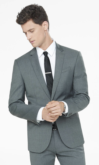 Comment porter un costume gris foncé à 20 ans: Pense à porter un costume gris foncé et une chemise de ville blanche pour un look classique et élégant.