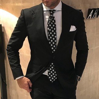 Comment porter une cravate á pois noire et blanche: Fais l'expérience d'un style classique avec un costume noir et une cravate á pois noire et blanche.