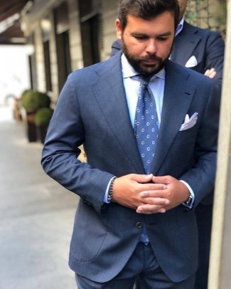 Comment porter une cravate á pois bleue pour un style elégantes à 30 ans: Essaie de marier un costume bleu marine avec une cravate á pois bleue pour un look classique et élégant.