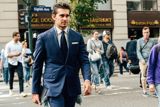 Comment porter une écharpe grise: Pense à associer un costume bleu marine avec une écharpe grise pour obtenir un look relax mais stylé.