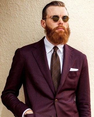 Comment porter une cravate marron à 30 ans: Porte un costume bordeaux et une cravate marron pour un look pointu et élégant.