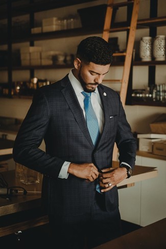 Comment porter une cravate turquoise: Pense à associer un costume écossais gris foncé avec une cravate turquoise pour dégager classe et sophistication.