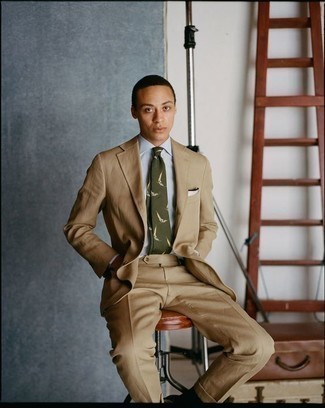 Comment porter une cravate imprimée vert foncé: Associe un costume marron clair avec une cravate imprimée vert foncé pour un look classique et élégant.