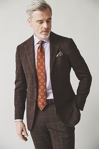 Comment porter une cravate imprimée marron: Associe un costume à carreaux marron foncé avec une cravate imprimée marron pour un look classique et élégant.