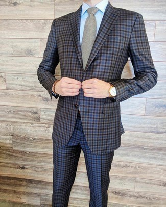 Comment porter une cravate grise: Essaie d'harmoniser un costume en vichy bleu marine avec une cravate grise pour dégager classe et sophistication.
