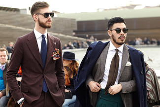 Comment porter une pochette de costume bordeaux: Pense à marier un costume en laine marron foncé avec une pochette de costume bordeaux pour obtenir un look relax mais stylé.