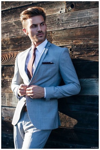 Tenue: Costume gris, Chemise de ville blanche, Cravate marron, Pochette de costume á pois bleu marine et blanc