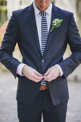 Comment porter une cravate à rayures horizontales bleu marine et blanc à 30 ans: Marie un costume bleu marine avec une cravate à rayures horizontales bleu marine et blanc pour un look pointu et élégant.
